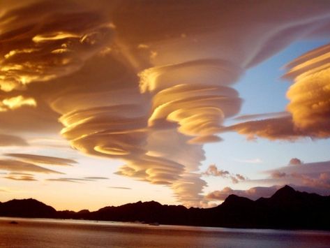 50 Awesome Natural Phenomena That Will Blow Your Mind | Page 5 of 5 | Fact Republic Lenticular Clouds, Clouds In The Sky, Whitney Houston, Natural Phenomena, Nature Images, Beautiful Sky, Beautiful Nature Scenes, Science And Nature, Nature Scenes