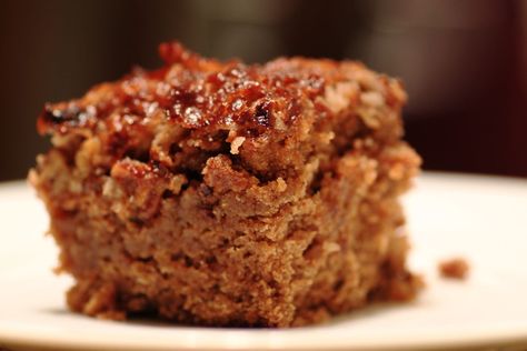 Who can resist a buttery rich cake with a crunchy, toffee-like frosting? Try this recipe for a gluten-free oatmeal cake with broiled penuche frosting. Apple Butter Cake, Cake Pops Frosting, Oatmeal Crumble Topping, Crustless Pumpkin Pie, Canadian Recipes, Breakfast Crockpot Recipes, Gluten Free Carrot Cake, Gingersnap Crust, Oatmeal Cake