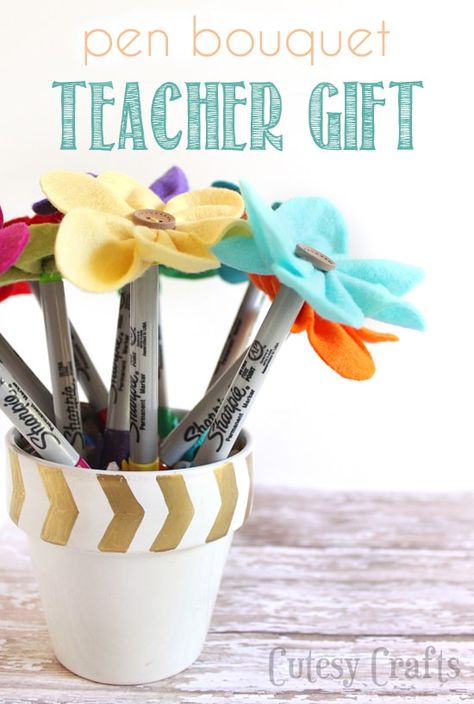 Felt Flower Pen Bouquet - Teacher Gift - Cutesy Crafts Pencil Bouquet Teacher Gifts, Flower Pens Bouquet, Pen Bouquet, Flair Pens, Teachers Appreciation, Flower Pens, Diy Pencil, Pen Diy, Sharpie Markers