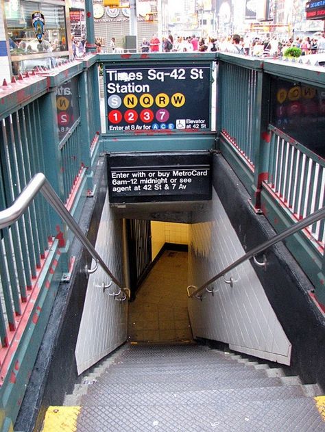 Times Square subway - entrance to hell on earth Bee Project, Subway Signs, Nyc Family, Simplon Orient Express, New York City Subway, Subway Sign, Voyage New York, I Love Nyc, Subway Station