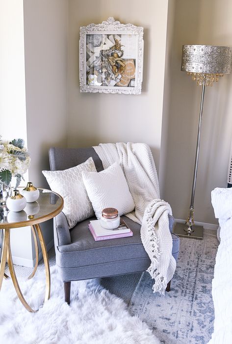 Tips on how to style a cozy corner in your home. Inspiration for home decor and interior design! Corner Home Decor, Bedroom Minimalist, Sala Grande, Faux Fur Rug, Fur Rug, Trendy Bedroom, Cozy Decor, Family Room Design, Décor Diy