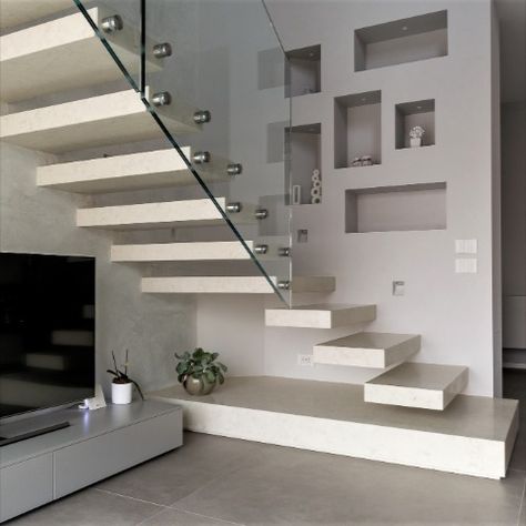 Scala a sbalzo, scala moderna, scala in marmo, scala a sbalzo bianca, idee per scala moderna. Verona, Stairs, Living Room, Tv, Home Decor, Design, Home Décor