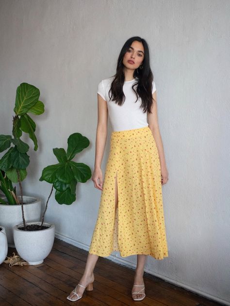 Shop Reformation Summer 2020 Mini Midi Skirts | Fashion Gone Rogue Floral Skirt Outfit, Black Floral Skirt, Yellow Skirt, Skirts Midi High Waisted, Penteado Cabelo Curto, Floral Midi Skirt, Midi Length Skirts, Skirt Outfit, Vintage Elegant