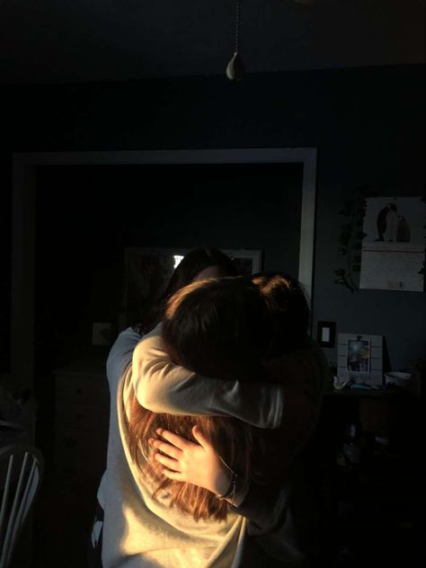 Hug Asthetic Picture, Family Hug Aesthetic, Friends Comforting Each Other, Hugs Aesthetic Friends, Three People Hugging, Sibling Hug Aesthetic, Group Hug Aesthetic, People Hugging Aesthetic, Reunion Aesthetic Hug