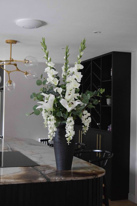 Black Gladiolus, Gladiolus Wedding, Gladiolus Arrangements, Tall Vase Arrangements, Hotel Flower Arrangements, Luxury Flower Arrangement, Fake Flowers Decor, Tall Vase Decor, Tall Flower Arrangements