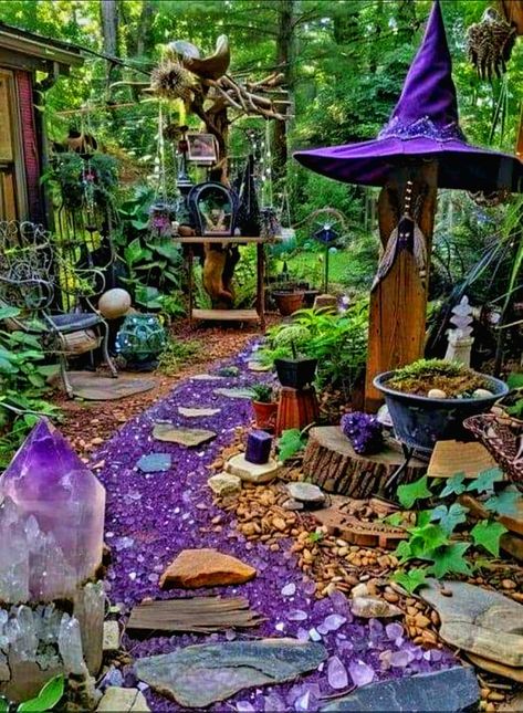 Witches Garden Aesthetic, Enchanted Yard, Garden Witch Aesthetic, Witchy Decor Witch Cottage, Treehouse Community, Witchy Rooms, Witchy Crafts Diy, Witch Lair, Witchy Backyard