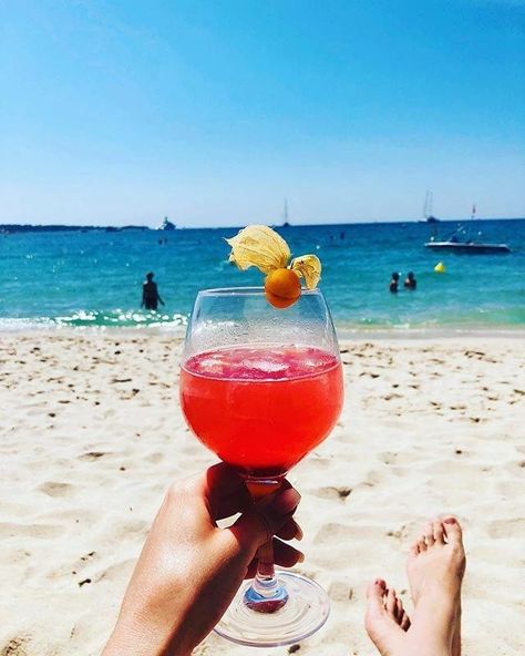 CannesIsYours on Instagram: “[#ToDoListPostConfinement à #Cannes] 🍹🌴 Boire un verre cocktail sur la plage avec ses ami(e)s !  Identifie la personne avec qui tu…” Marbella, Cannes, Easy Drawings, Alcoholic Drinks, Drinks, Instagram