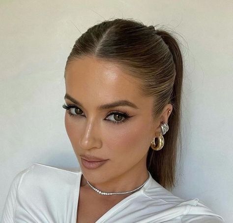 Trendy Slick Back Ponytail, Sleek Ponytail Formal Hairstyles, Conna Walker Style, Slick Back Women Hairstyles, Sleek Hairstyles For Medium Length Hair, Hairstyle Clean Look, Sleek Hairstyles Ponytail, Clean Ponytail Hairstyles, Clean Girl Ponytail