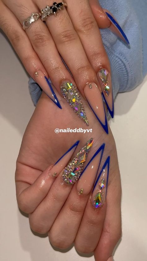 Bling Birthday Nails, Short Valentine Nails, Nail Designs Acrylic, Nail Designs Bling, Stilleto Nails Designs, Sharp Nails, Valentine Nails, Nails Design With Rhinestones, Stiletto Nails Designs