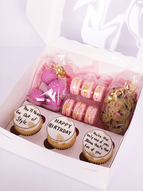 Baked Goods Basket Ideas, Birthday Treat Box Ideas, Cupcake Gift Box Ideas, Teen Cupcakes, Treat Business, Birthday Sweets, Bento Cakes, Dessert Box, Cottage Gifts