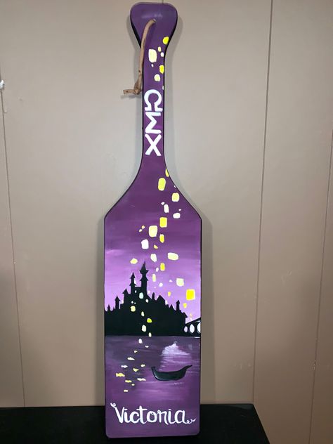 Tangled Sorority Paddle, Paddle 21st Birthday, Akdphi Paddles, Sorority Big Paddles Ideas, Paddle Painting Ideas Sorority, Greek Paddle Ideas, Big Little Paddles Sorority Ideas, Paddle Ideas Sorority, Cute Sorority Paddles