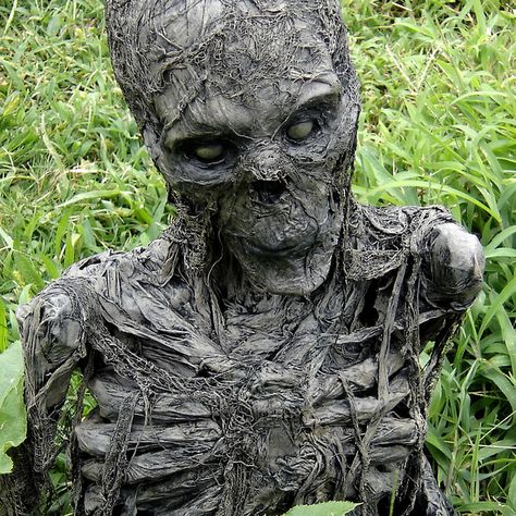 Rotting Skeleton, Rotting Corpse, Cheap Diy Halloween Decorations, Halloween Props Diy, Halloween Graveyard, Halloween Decorations Diy Outdoor, Diy Outdoor Decor, Scary Halloween Decorations, Halloween Yard