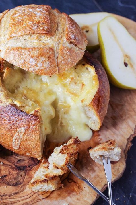 Recipe: Melting Brie in a hollowed out bread gives you instant fondue for a family meal - The Boston Globe Brie Bowl, Sourdough Bread Bowl Recipe, Brie Fondue, Bread Bowl Dip, Bread Bowl Recipe, Brie Recipes, Fondue Recipes, Baked Cheese, Holiday Dinners