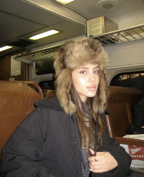 London Subway, Dark Rain, Old Nyc, Influencer Aesthetic, Photography Outfits, Cold Fits, London Outfit, Instagram Blogger, Winter Party