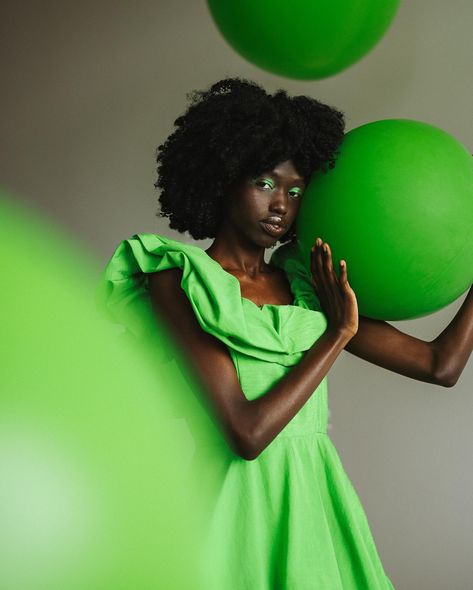 This is your reminder that even the simplest props can lead to photos you love 💚 I had this idea to do some creative portraits with round spheres floating around the subject. I bought a helium tank and round balloons (not the oval ones, so these are bigger) and just taped them to the ground with ribbon, knowing I could Photoshop the ribbon out! In the final images, I replicated a couple of balloons from other images, but I didn’t use any AI for it. I have a full behind the scenes video co... Balloon Portrait, Marina Williams, Behind The Scenes Video, Helium Tank, Round Balloons, Green Balloon, The Subject, Creative Portraits, Photography Branding