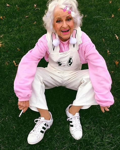 Baddie Winkle, Woman Streetwear, Lazy Oaf, Advanced Style, Older Fashion, Eclectic Fashion, Varanasi, Forever Young, Vintage Girls