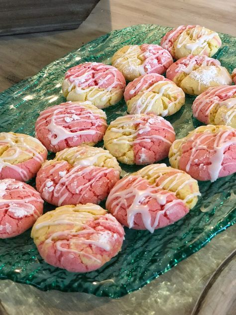 Happy Monday friends! I made this recipe a couple of weeks ago for a potluck and they were a big hit! Y’all know how much I love strawberry cake so I just knew I’d love these strawberry… Strawberry Lemonade Cookies, Lemonade Cookies, Sweets Board, Crinkle Cookies Recipe, Strawberry Cake Mix, Lemon Cake Mixes, Summer Cookies, Strawberry Lemon, Cookie Time