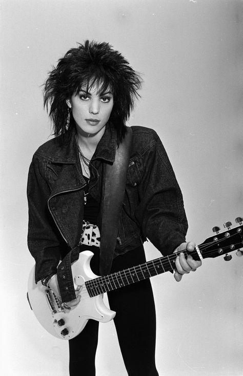 Joan Jett Haircut, Joan Jett Hair, 80s Halloween Costumes, Music Girl, Women Of Rock, Riot Grrrl, Joan Jett, Haircut Hairstyle, Curly Bob Hairstyles