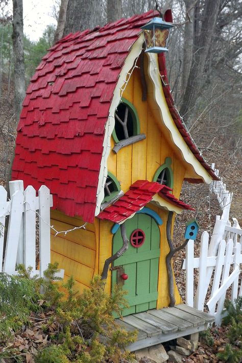 Crooked House, Fairy Tree Houses, Fairy House Crafts, Bird Houses Ideas Diy, Clay Fairy House, Wooden Bird Houses, Fairy House Diy, Unique Bird Houses, Vintage Nostalgia