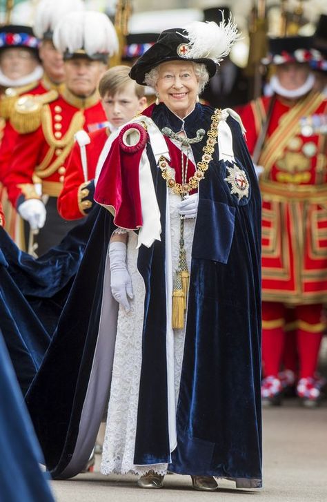 Ceremonial Robes, Order Of The Garter, Rainha Elizabeth Ii, Reine Elizabeth Ii, Hm The Queen, Royal Family England, Elisabeth Ii, Royal Queen, Royal Dresses