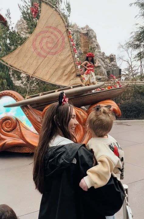 Family At Disneyland, Disneyland Photo Ideas Family, Disney Family Aesthetic, Disney Mom Aesthetic, Disneyland Hongkong Aesthetic, Family In Disneyland, Baby At Disney, Kids At Disneyland, Disneyland With Kids