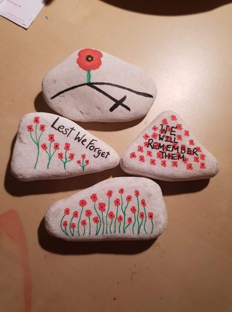 Remembrance Day Painted Rocks, Remembrance Day Art Lest We Forget, Remembrance Craft, Decorated Stones, Painting Poppies, Remembrance Day Art, School Gardens, Memorial Day Quotes, Paint Rocks