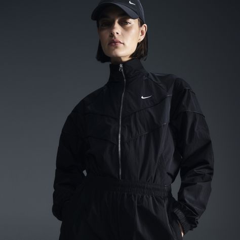 Reaching back to our roots, this roomy jacket's design lines pull inspiration from the original Windrunner. A water-repellent finish and UV technology built into the crinkle-woven fabric help keep you good to go come rain or shine. Nike Windrunner, Gym Jacket, Windrunner Jacket, Woven Jacket, Rain Or Shine, Women Lifestyle, Jacket Design, Nike Sportswear, Gym Women