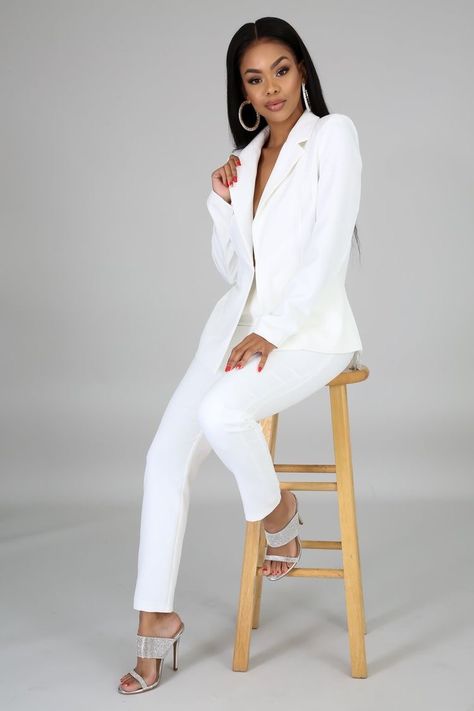 Business Portraits Woman, Fringe Blazer, Professional Headshots Women, White Outfits For Women, Outfit Photoshoot, Business Portrait Photography, Headshots Women, Grad Photoshoot, Business Photoshoot