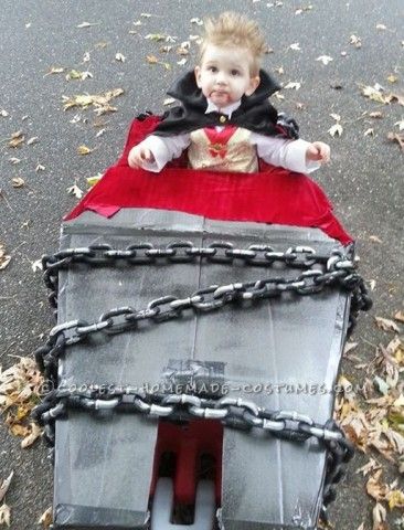 Coolest Vampire Costume with Coffin Wagon! Halloween Costumes Vampire, Wagon Halloween Costumes, Wagon Costume, Vampire Ideas, Vampire Costume Diy, Cape Tutorial, Coffin Halloween, Vampire Halloween Costume, Vampire Costumes