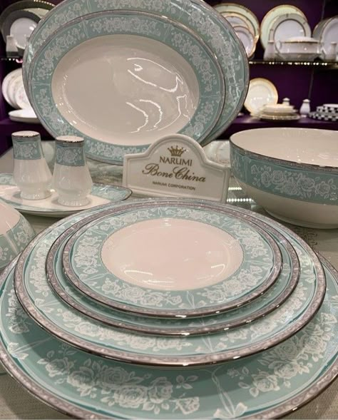 Crockery Design Dinner Sets, Crockery Design, Fine China Dinnerware, Fine Dinnerware, House Essentials, Vintage Cutlery, Gadgets Kitchen Cooking, Antique Dishes, Pinterest Room Decor