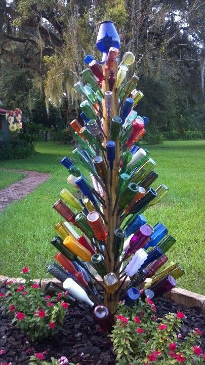 Glass Bottle Ideas, Wine Bottle Trees, Diy Christmas Decorations Dollar Store, Garden Decoration Ideas, Bottle Trees, Bottle Tree, Bottle Ideas, Wine Bottle Art, Bottle Garden