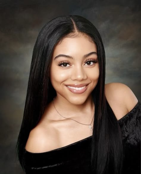 Year Book Make Up Look, Hairstyles For Yearbook Picture, Cute Yearbook Pictures, School Photos Makeup, Graduation Photo Makeup Ideas, School Pictures Makeup, Senior Yearbook Pictures Hairstyles, Senior Picture Ideas Yearbook, Senior Photo Headshots