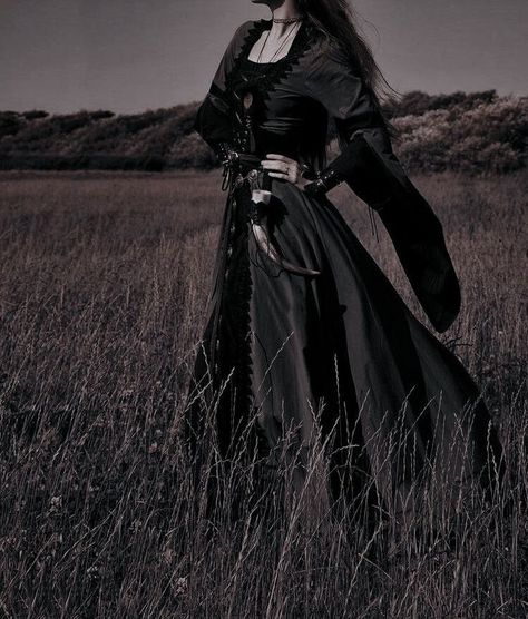 Medieval Girl, Classic Academia, Medieval Aesthetic, Dark Beauty Photography, Old Outfits, Royalty Aesthetic, Warrior Princess, Fantasy Aesthetic, Medieval Fantasy