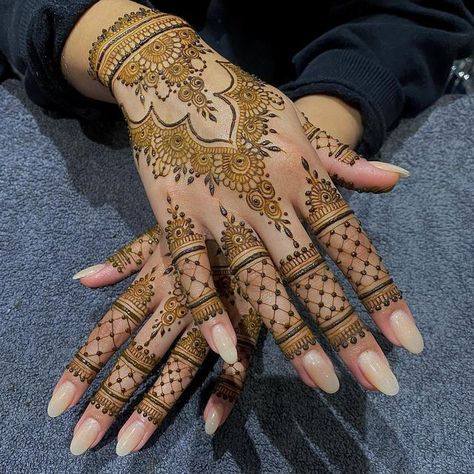 Best Henna Designs, Henna Business, Mehndi Design For Beginners, Eid Henna Designs, Henna Inspo, Front Mehndi Design, Finger Henna Designs, Design For Beginners, Eid Henna