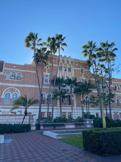 #usc #cali #california #life #travel #college #collegelife College In California, Usc Campus, Usc Aesthetic, Usc Dorm, Usc College, University Inspiration, College Aesthetic, University Of Southern California, Dream College