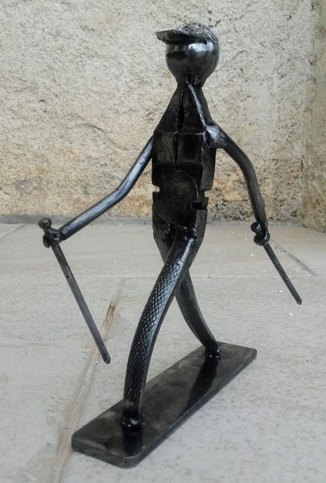 Sculpture par jose sanchez (tourrette levens) | randonneur marche nordique réalisé avec une pince universelle #Personnages #Assemblage #Mtal #Noir #Randonneur #Randonne #Sculpture #Marche Railroad Spike Art, Weld Art, Welding Crafts, Welding Art Projects, Metal Garden Art, Sculpture Metal, Steel Art, Metal Art Welded, Metal Models