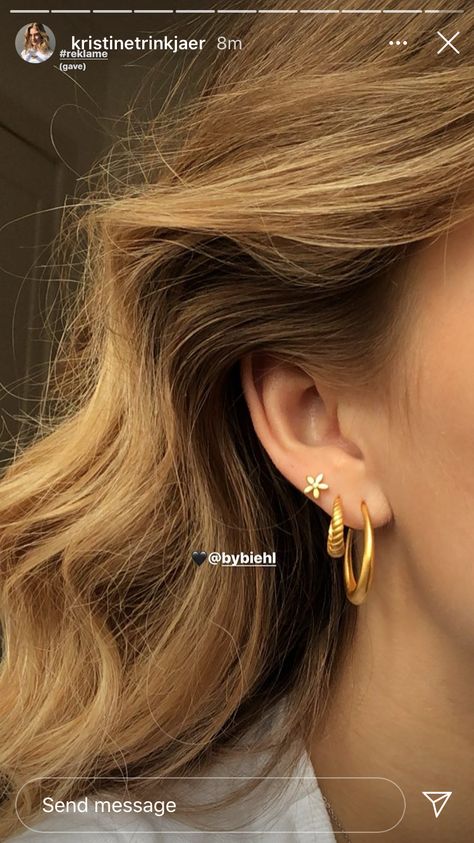 3 Piercing Ideas, Simple Piercings Ear Classy, Old Money Ear Piercings, Three Ear Piercings Gold, Double Piercing Inspiration, Earring Stacks Gold Aesthetic, Earring Inspo Doubles, How To Style 3 Ear Piercings, Ear Piercings Gold Simple