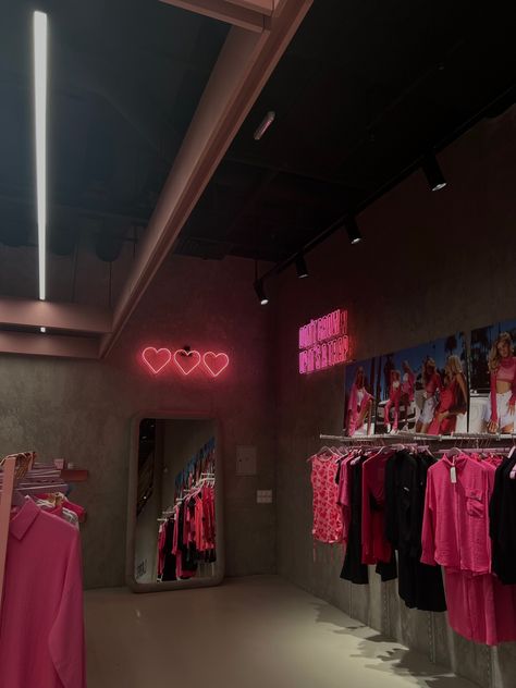 Pink Store Aesthetic, Pink Clothing Store, Company Office Ideas, Clothing Store Aesthetic, Vintage Store Ideas, Pictures Of Models, Ross Store, Fashion Store Design, Store Aesthetic