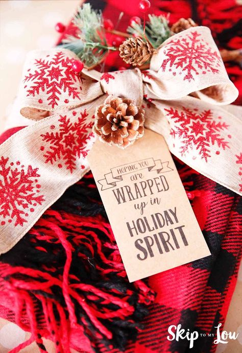 Easy Christmas Gift Ideas, Christmas Blanket Gift, Budget Christmas, Christmas Gift Inspiration, Skip To My Lou, Neighbor Christmas Gifts, Christmas Gifts For Coworkers, Easy Christmas Gifts, Navidad Diy