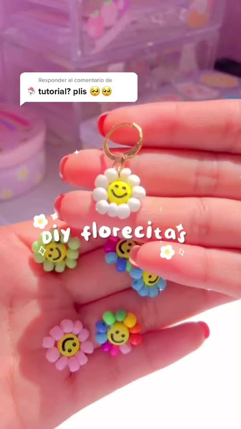 Portacubrebocas Aesthetic, Beads Ideas Crafts, Bracelet Seed Beads Ideas, How To Make A Flower Out Of Beads, Aesthetic Beads Bracelet, Easy Bead Crafts, Beads Bracelet Design Ideas Easy, Cincin Manik Manik, Beads Ideas Aesthetic