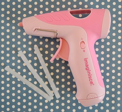 A review of the Imaginisce i●bond cordless hot glue gun. Because we ♥ hot glue.