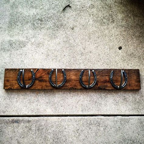 Hat Storage Ideas, Unique Coat Rack, Kids Coat Rack, Diy Hat Rack, Diy Hooks, Horseshoe Projects, Horseshoe Crafts, Vintage Umbrella, Welding Art Projects