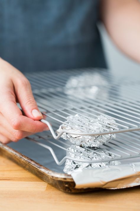 This is a SIMPLE idea that you may not have seen on Pinterest kitchen hacks in the past. Make your own EASY DIY dehydrator for your homemade jerky and dried fruit recipes! Diy Kitchen Rack, Dried Fruit Recipes, Diy Dehydrator, Dried Apple Chips, Dried Fruit Recipe, Homemade Jerky, Food Dehydrators, Diy Tumblr, Dehydrated Fruit