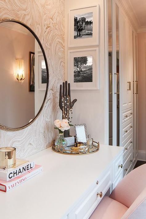 Blush Pink Dressing Room, Mirror Tray Decor Ideas Bedroom, Makeup And Jewelry Vanity, Glam Room Wallpaper, Wallpaper Dressing Room, Makeup And Jewelry Organization, Vanity In Dressing Room, Dressing Room Wallpaper, Vanity Top Decor