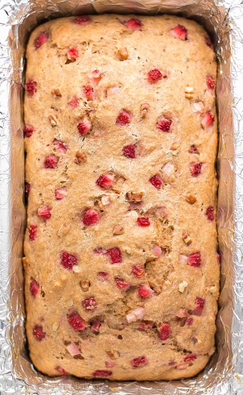 {HEALTHY!} Strawberry Pecan Banana Bread -- so easy & as tender as cake! Just 117 calories too! Perfect for quick breakfasts & snacks! Buttermilk Banana Bread Recipe, Strawberry Banana Recipes, Healthy Strawberry Recipes, Banana Bread Moist, Strawberry Banana Bread Recipe, Recipe Low Calorie, Greek Yogurt Banana Bread, Yogurt Banana Bread, Strawberry Bread Recipes