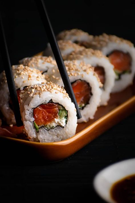 Philadelphia roll ⋆ Make my SushiMake my Sushi Perfect Sushi Rice Recipe, Inside Out Sushi, Philadelphia Roll, Sushi Taco, Japanese Food Photography, Sushi Chopsticks, Raw Sushi, Sushi Rice Recipes, Sushi Boat