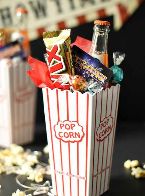 Need ideas for a Movie Night Gift Basket? Here's fun things to fill up your gift & make it something they'll will love! A perfect Movie Night Gift Idea. Family Movie Night Gift, Popcorn Gift Basket, Movie Basket Gift, Movie Night Basket, Diy Movie Night, Centre Parcs, Movie Night Gift Basket, Movie Night Gift, Secret Pal