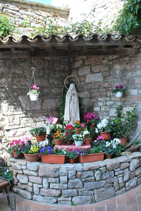 Virgin Mary Statue Garden, Marian Garden, Grotto Design, Mary Garden, Home Altar Catholic, Assisi Italy, Sacred Garden, Prayer Garden, Catholic Decor