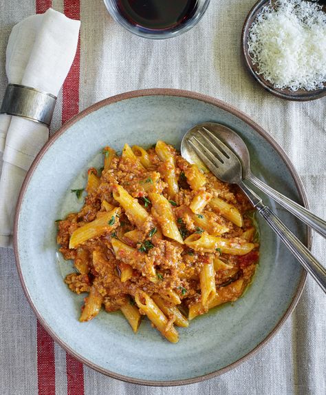 One-pot penne pork bolognese :: Fast Ed Pork Bolognese, Penne Bolognese, Mascarpone Pasta, Pork Mince Recipes, Pork Pasta, Minced Beef Recipes, Minced Meat Recipe, Pasta Bolognese, Mince Recipes