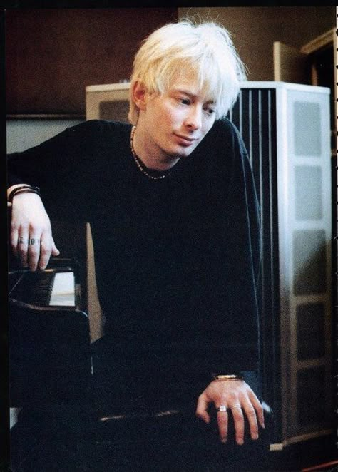 Pablo Honey, Thom Yorke Radiohead, How To Disappear, Thom Yorke, 90s Music, Music People, Radiohead, Lead Singer, Pink Floyd